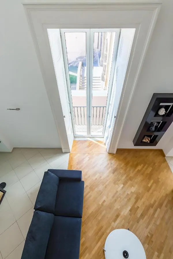 Design & Studio Duplex At National Museum Naples